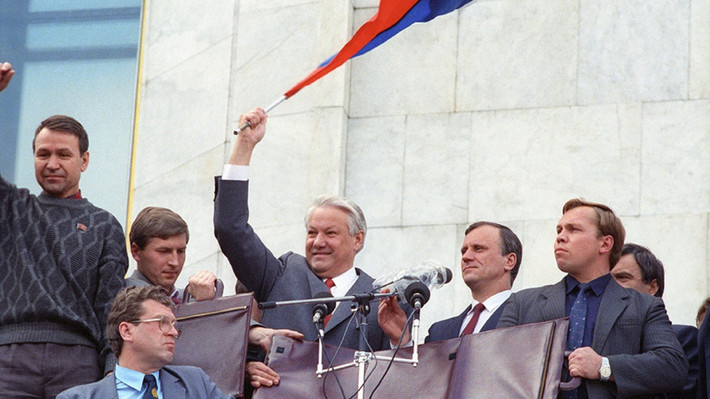 Sắc lệnh đầu tiên về quốc kỳ được cựu Tổng thống Nga Boris Yeltsin ký vào năm 1993.
