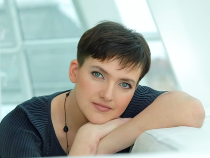 Cũng theo USA Today, Nadezhda Savchenko mới là nữ phi công lái máy bay chiến đấu đầu tiên của Ukraine.
