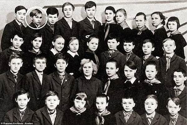Putin từng không phải là một học sinh gương mẫu, thậm chí thầy giáo còn coi ông như "thành phần cá biệt" của lớp.