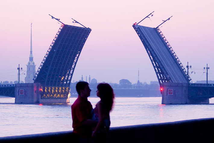 Đêm trắng ở Saint Petersburg còn là đêm trắng của những cuộc hẹn hò.
