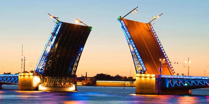 Đêm trắng xảy ra ở phần lớn lãnh thổ nước Nga nhưng Saint Petersburg là khu vực cho phép người dân và du khách quan sát rõ nhất hiện tượng đặc biệt này.