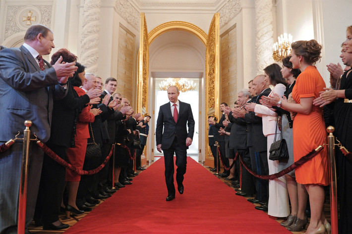 Theo Mirror, thương hiệu thời trang yêu thích của Tổng thống Putin được cho là Brioni...