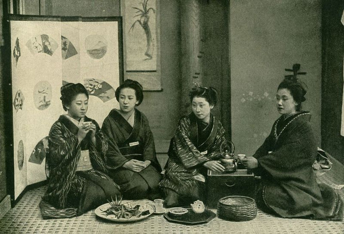 Những chiến tích của các Onna-bugeisha bị chôn vùi trong những trang sử khi Samura bị mặc định là nam giới. Trong khi đó, hình ảnh phụ nữ Nhật Bản được miêu tả đóng khung trong những bộ Kimono.