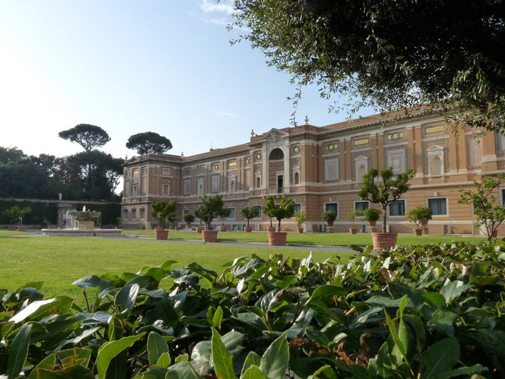 Vatican là quốc gia có nền kinh tế phi thương độc nhất vô nhị trên thế giới, chủ yếu do các khoản quyên góp của người Thiên chúa giáo La Mã...