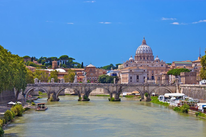 Vatican có dân số ít hơn 1.000 người và là một quốc gia độc lập kể từ năm 1929.