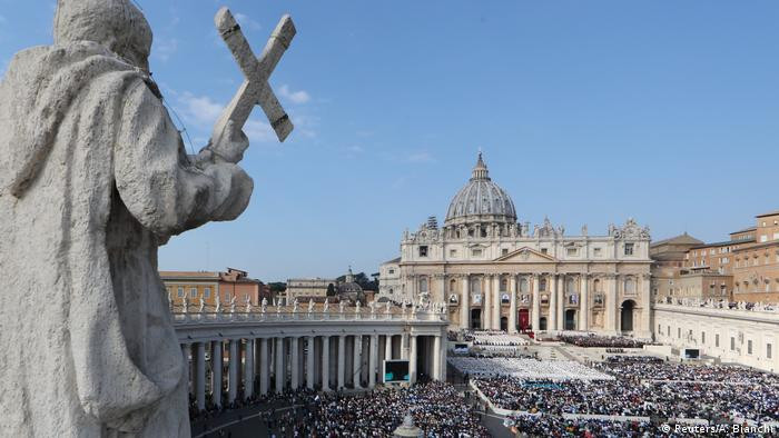 Trong khi Vatican là thuật ngữ thường để chỉ về lãnh thổ của một quốc gia, thì Tòa Thánh lại là thuật ngữ bao hàm ý nghĩa rộng lớn trên khía cạnh tôn giáo với cơ cấu điều hành trên 1,2 tỷ tín hữu trên toàn thế giới.