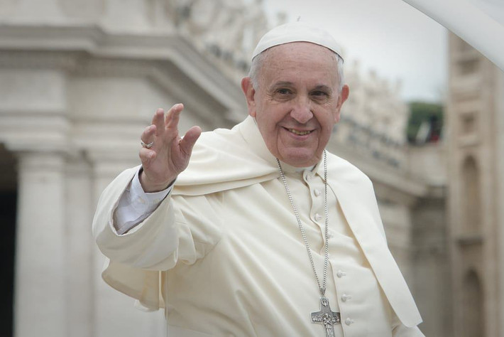 Giáo hoàng là Quốc trưởng, lãnh đạo chính phủ của Thành quốc Vatican và là vị vua không truyền tử, vua chuyên chế duy nhất tại châu Âu, nắm quyền lực tuyệt đối, bao gồm cả quyền lập pháp, hành pháp cũng như tư pháp đối với Vatican.