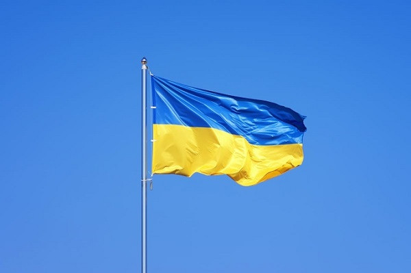 Quốc kỳ Ukraine có màu xanh dương và vàng, trong đó dải màu xanh ở trên và dải màu vàng ở dưới.
