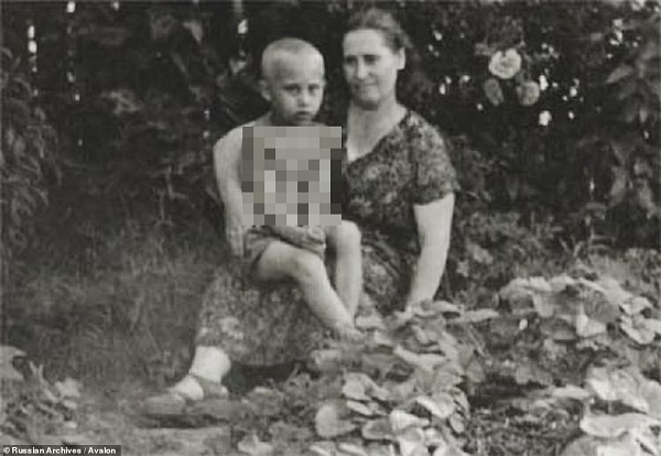 Vladimir Putin sinh ngày 7/10/1952. Bức ảnh này được chụp vào tháng 7/1958, khi Putin hơn 5 tuổi. Thời điểm đó, mẹ ông, bà Maria Ivanova Putina đang là một công nhân nhà máy.