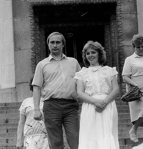 Ông Putin chụp ảnh cùng bà Lyudmila Shkrebneva trước khi hai người kết hôn vào năm 1983.