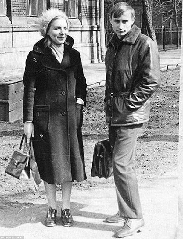 Năm 1970, Putin theo học luật tại Đại học Tổng hợp Saint Petersburg.
