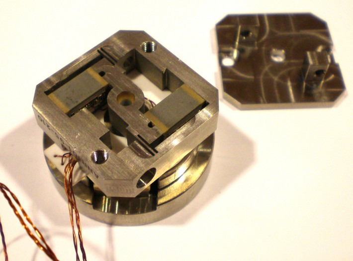 Động cơ piezo hay động cơ áp điện là loại động cơ không thể thiếu trong thiên văn học, thám hiểm không gian, thậm chí cả chế tạo người máy. Chúng giúp chuyển đổi năng lượng điện thành cơ năng với hiệu suất rất cao (lên đến hơn 90%). Chúng được kỹ sư người Ukraine Vyacheslav Lavrynenko chế tạo vào năm 1964.