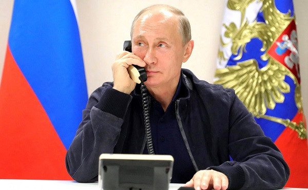 Ông Putin mặc áo khoác mỏng cùng áo sơ mi polo trẻ trung trong chuyến công du tới vùng Krasnodar vào tháng 6/2017.