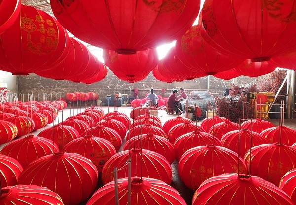 Mỗi năm, ngôi làng sản xuất khoảng 2 triệu chiếc đèn lồng đỏ.