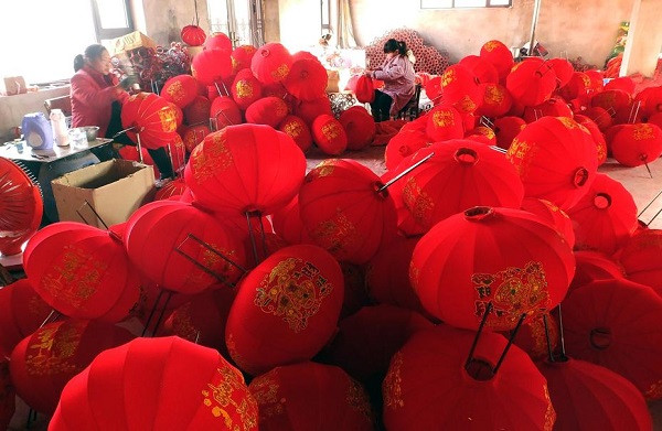 Vào mùa cao điểm như dịp Tết Nguyên đán, tất cả người dân trong làng, từ trẻ em tới người già, đều tất bật sản xuất đèn lồng.