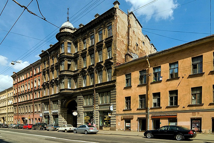 Căn hộ trên tầng hai tại số 64 phố Gorokhovaya ở St.Petersburg ngày nay là một căn hộ bình thường. Tuy nhiên, vào đầu thế kỷ 20 đây là nơi ở của một trong những nhân vật thần bí nhất trong lịch sử Nga - Grigory Rasputin. Linh hồn của ông được cho là thỉnh thoảng xuất hiện tại đây với những bước đi loạng choạng và gầm gừ trong những góc tối khiên dân cư không khỏi khiếp sợ.