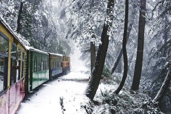 ... do lượng du khách tới chiêm ngưỡng cảnh đẹp quá đông, bất chấp tuyết rơi dày.
