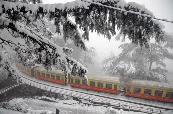Hiện tại, phương tiện chính vận chuyển du khách tới Shimla là những chuyến tàu hỏa.