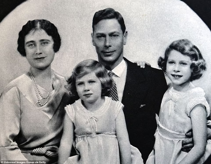 Năm công chúa 10 tuổi, Vua Edward VIII thoái vị để kết hôn với Wallis Simpson, một phụ nữ Mỹ từng hai lần ly hôn, điều này đã khiến vận mệnh của bà thay đổi mãi mãi.