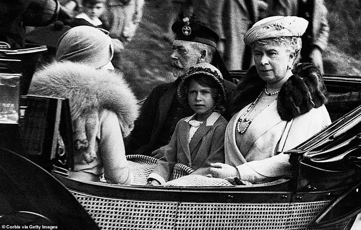 Công chúa Elizabeth ngồi giữa ông bà của mình, Vua George V và Nữ hoàng Mary, phía đối diện là mẹ của Elizabeth, Nữ công tước xứ York.
