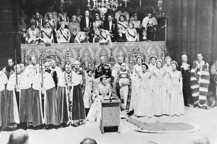 Ngày 6/2/1952, Công chúa Elizabeth II trở thành người kế vị sau khi vua cha George VI qua đời. Một năm sau tang lễ của vua George VI, Nữ hoàng Elizabeth II tổ chức lễ đăng quang tại Tu viện Westminster, London, Anh, ở tuổi 27.