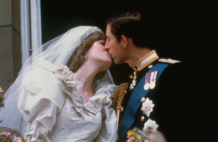 Tháng 7/1981, Thái tử Charles kết hôn người vợ đầu tiên, Công nương Diana.