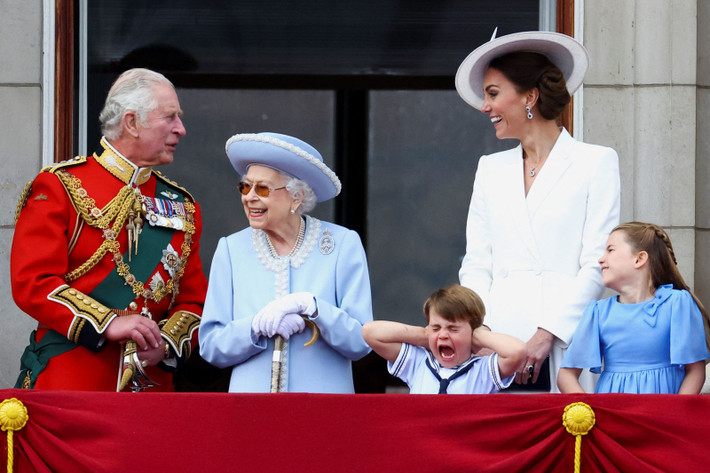 Thái tử Charles đứng cạnh mẹ, Nữ hoàng Elizabeth II trong Đại lễ Bạch kim của bà.
