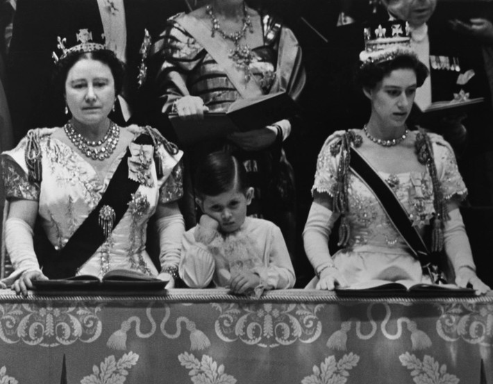 Vua Charles III khi còn là một cậu bé, tham dự lễ đăng quang của mẹ mình vào năm 1953.