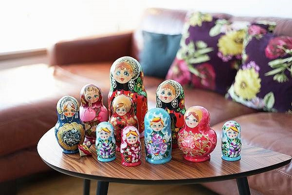 Trong đó, búp bê ngoài cùng hình một cô gái đang cầm một con gà trống vườn, búp bê lớn thứ tư hình một bé trai, búp bê nhỏ nhất hình một em bé sơ sinh, số còn lại được thể hiện như các bé gái.