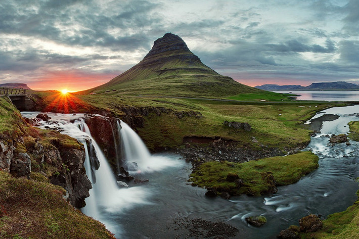 Một điều đặc biệt tại Iceland là vào tháng 6 hàng năm, mặt trời ở quốc gia này sẽ không lặn, ban đêm cũng sáng như ban ngày.