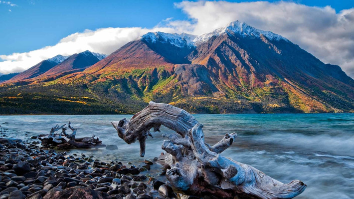 Tại Canada, nếu muốn trải nghiệm khoảng thời gian ngày cũng như đêm, du khách có thể tìm tới Yukon, thành phố nổi tiếng là vùng đất của hiện tượng "mặt trời nửa đêm" với bầu trời rực rỡ và nắng hè vô tận.