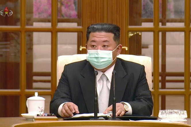 Tại cuộc họp, ông Kim Jong Un đeo khẩu trang, cam kết đối phó với dịch, chỉ đạo phong tỏa nghiêm các thành phố và khu vực toàn quốc...