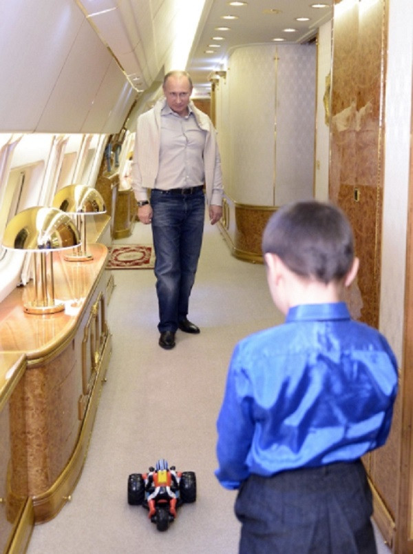 Chính vì những tiện nghi này mà chiếc máy bay còn có biệt danh là "điện Kremlin bay".