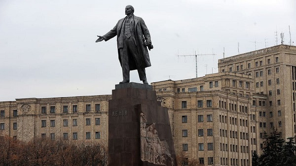 Quảng trường Tự do của thành phố, nơi đặt bức tượng Lenin, là quảng trường trung tâm thành phố lớn thứ 8 ở châu Âu.