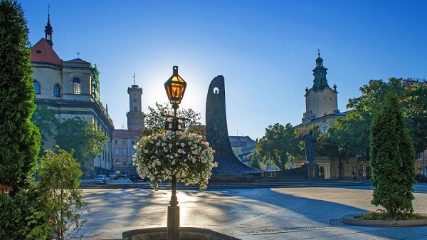 Phần lớn các công trình kiến trúc nổi bật tại Lviv không bị tổn hại dù từng bị Liên Xô và Đức chiếm đóng trong Thế chiến thứ hai.