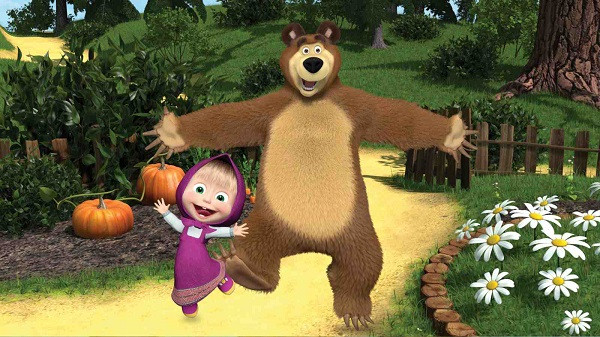 Trong khi Masha là cô bé 6 tuổi người Nga sở hữu mái tóc vàng, đôi mắt màu lục, đầu trùm khăn và mặc trang phục truyền thống thì Gấu từng làm xiếc, đã giải nghệ, sống ở một ngôi nhà trên cây trong rừng.