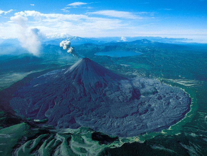 Ngoài khơi bán đảo này về phía Thái Bình Dương là rãnh Kuril-Kamchatka với độ sâu lớn nhất là 10.500 mét.