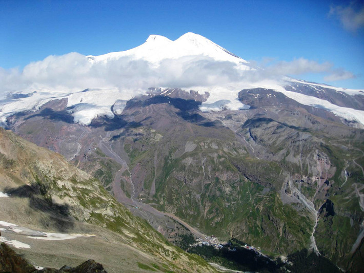 Elbrus với ý nghĩa là "ngọn núi có những đám mây vờn quanh", được xem như biểu tượng thiên nhiên của người dân Nga.
