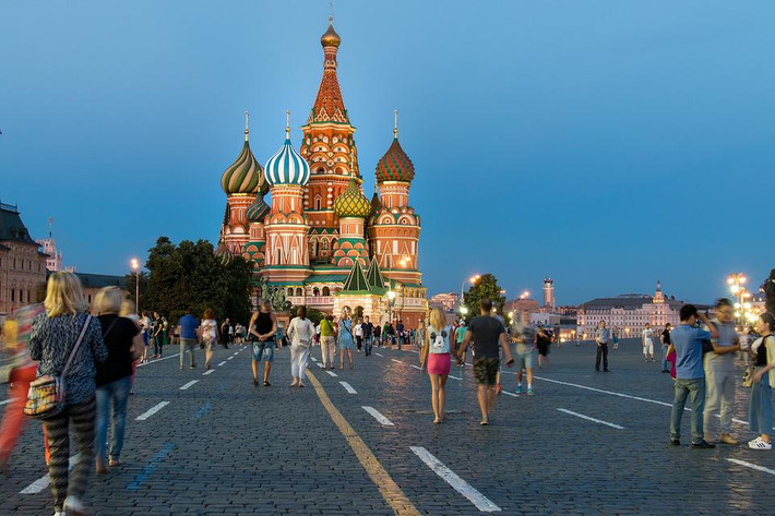 Các vùng đất ở Đông Bắc nước Nga, bao gồm Moscow, Vladimir, Suzdal, tương đối bình yên trong cuộc xâm lược của người Tatar Mông Cổ, vốn đã "nghiền nát" Kievan Rus' và các công quốc ở miền Nam nước Nga.