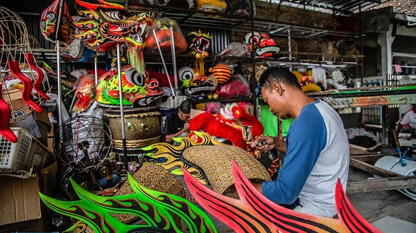 Trong khi đó ở Indonesia, các công nhân đang tỉ mỉ làm trang phục múa lân, hoạt động khuấy động không khí dịp Tết Nguyên đán tại quốc gia này.