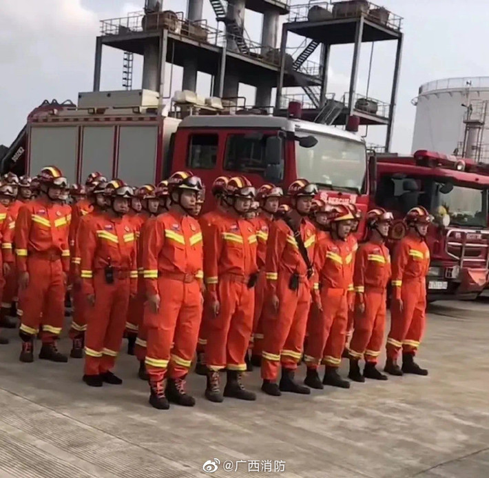 Tính đến khoảng 17h49 (giờ địa phương), hơn 700 nhân viên cứu hỏa có mặt tại hiện trường.