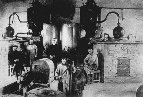 Ban đầu, do cách chế biến còn thô sơ, Vodka thường chứa các tạp chất.
