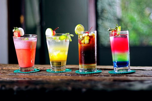 Để che giấu chúng, nhà sản xuất đã ướp rượu với trái cây, thảo mộc hoặc gia vị.