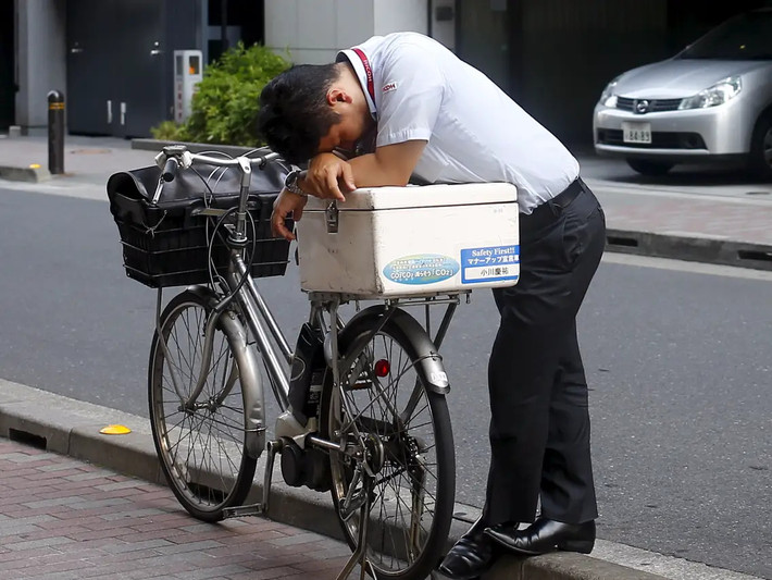 "Karoshi" có âm Hán Việt là "quá lao tử", nghĩa là "lao động quá sức mà chết".