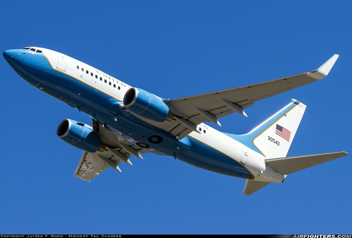 Tuy vậy, phần cánh và càng đáp của nó lại giống mẫu Boeing 737-800.