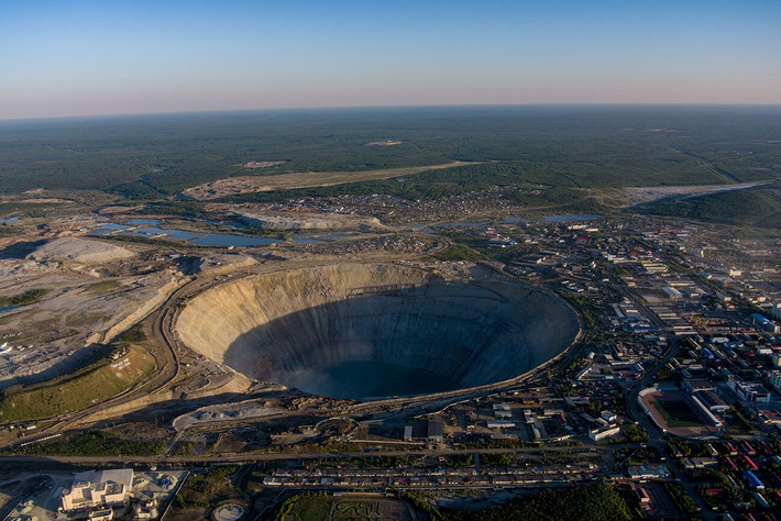 Mỏ kim cương "khổng lồ" ở Yakutia được các nhà địa chất Liên Xô phát hiện vào những năm 1950. Hố kim cương này được đặt tên là "Mir", trong tiếng Nga có nghĩa là "hòa bình". "Mir" ngày càng rộng lớn, sâu hơn 500 mét và đường kính 1.200 mét. Tuy nhiên, do việc phát triển và duy trì cái hố trở nên nguy hiểm nên chủ sở hữu đã đóng cửa nó, chọn một cách mới hơn để khai thác kim cương.