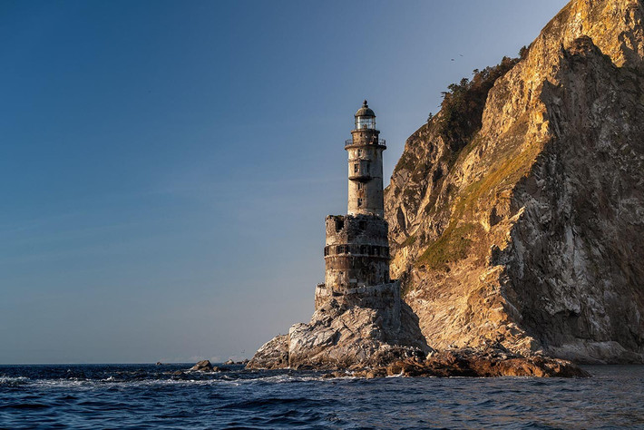 Ngọn hải đăng bị bỏ hoang trên đảo Sakhalin được người Nhật xây dựng trước những ngày cuối cùng của Thế chiến II, nằm trên mũi Aniva, một trong những nơi khó tiếp cận nhất của hòn đảo. Dù từng trở thành điểm thu hút du khách nhưng nhiều bộ phận đã bắt đầu xuống cấp nghiêm trọng, có thể gây nguy hiểm cho con người.