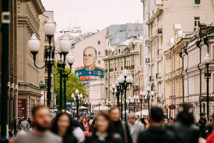 Arbat từng là nơi tập trung các nghệ sĩ đường phố, nhạc sĩ và các cửa hàng bán đồ lưu niệm. Giờ đây, các gian hàng lưu niệm đã chuyển đến các cửa hàng giữa phố, nhường chỗ cho người qua lại.