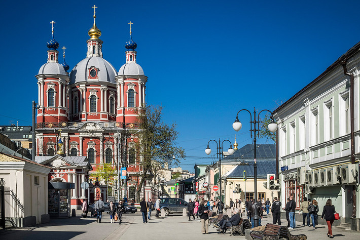 Tại đây, du khách có thể đi bộ đến bờ kè Kênh Vodootvodny, uống một ly cà phê raf kiểu Moscow thời thượng tại một trong những quán cà phê ở Quảng trường Shmelev.