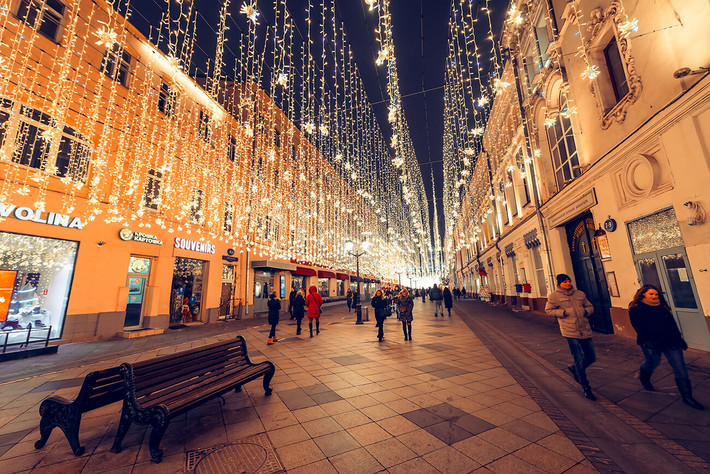 Ngoài ra, từ Quảng trường Đỏ, du khách còn có thể đi đến Phố Nikolskaya, một trong những con đường được trang hoàng và chiếu sáng rực rỡ nhất ở thủ đô nước Nga, ngay cả vào ban đêm.